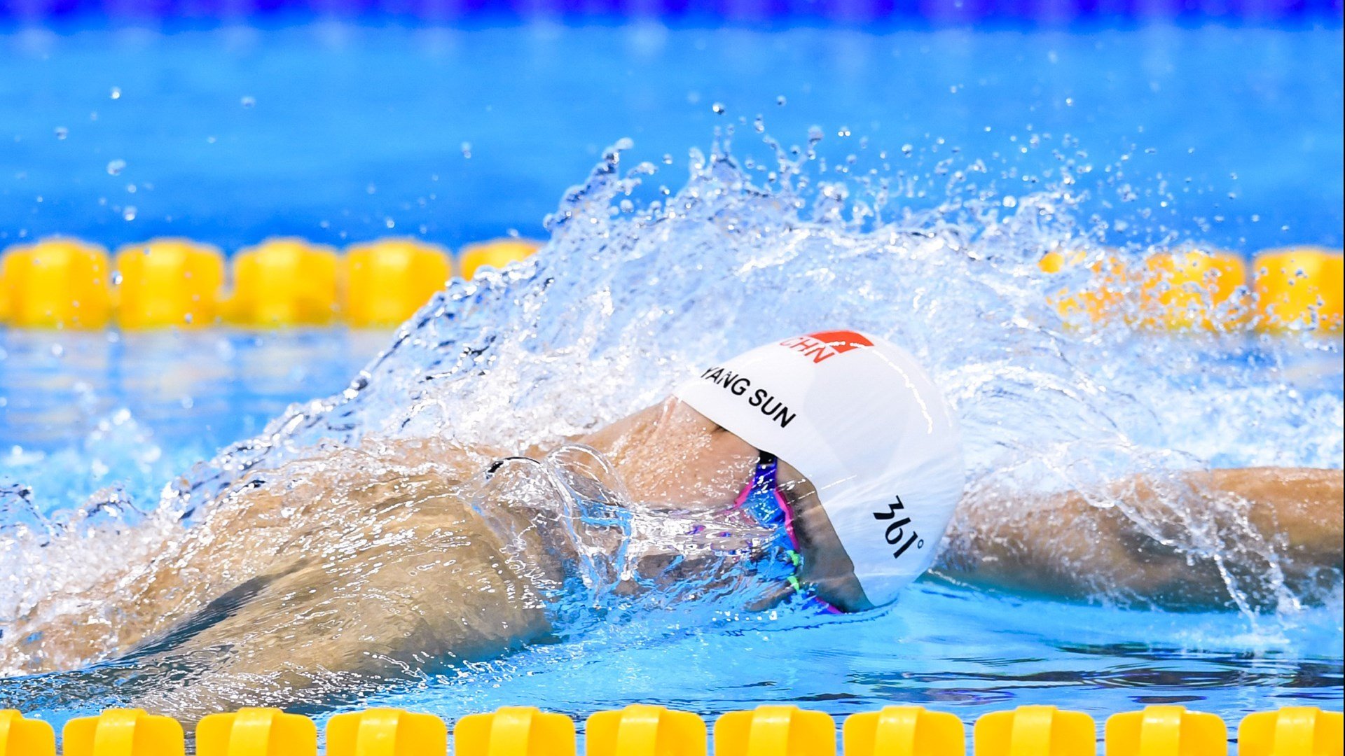 德国男子200米蛙泳选手在预赛中表现出色，晋级半决赛